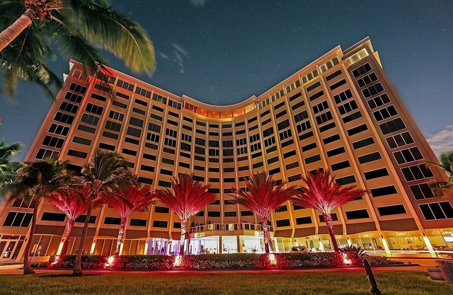 A Short Drive from Pompano Beach! Ocean View Accommodation! Parking, Pool!