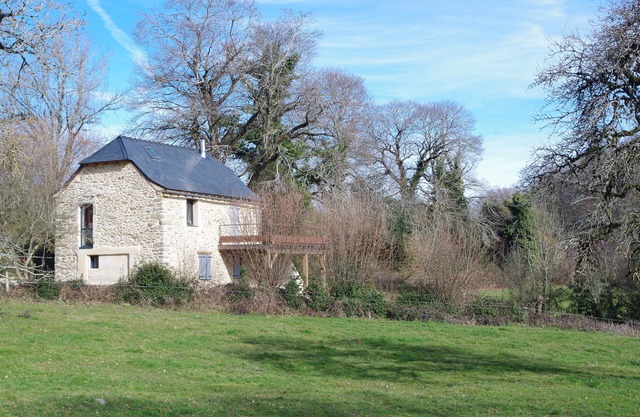 A small house above the meadows. Light, space and silence.