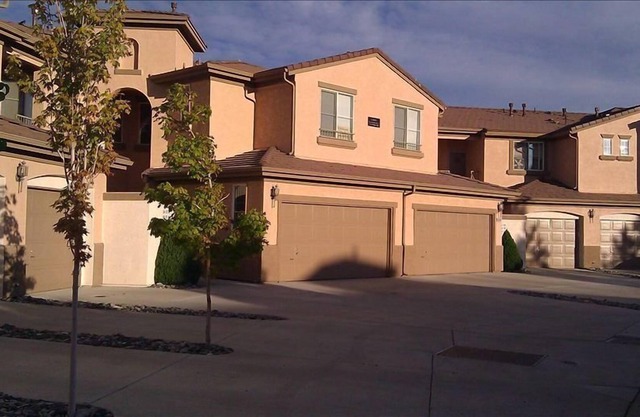 A Spacious Townhome/Condo with Spectacular Golf View, 1,599 sf.
