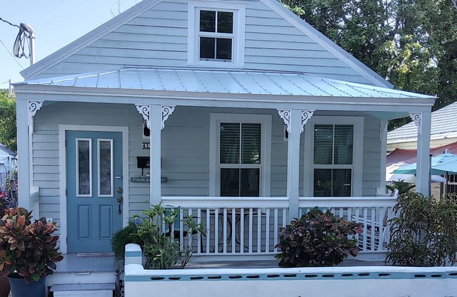 A Stones Throw Away from Duval - Downtown -Caroline's Cottage KW
