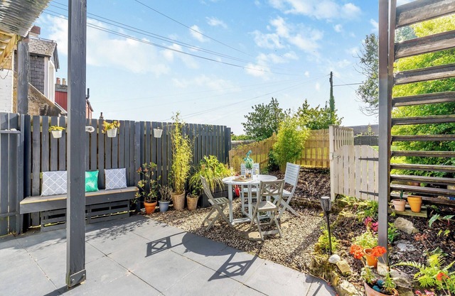 A stunning ground floor apartment which is bright, fresh and full of colour.