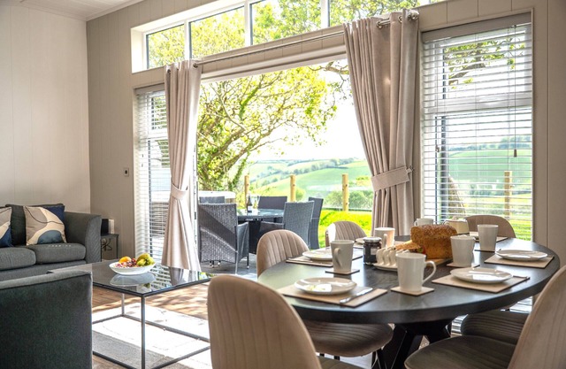 A Stylish Retreat Set in a Scenic Country Club