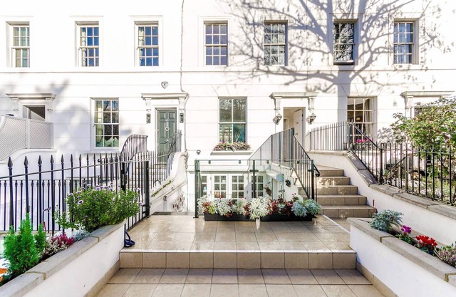 A sunny friendly smart 3 Bedroom Condo close to station , museums, restaurants