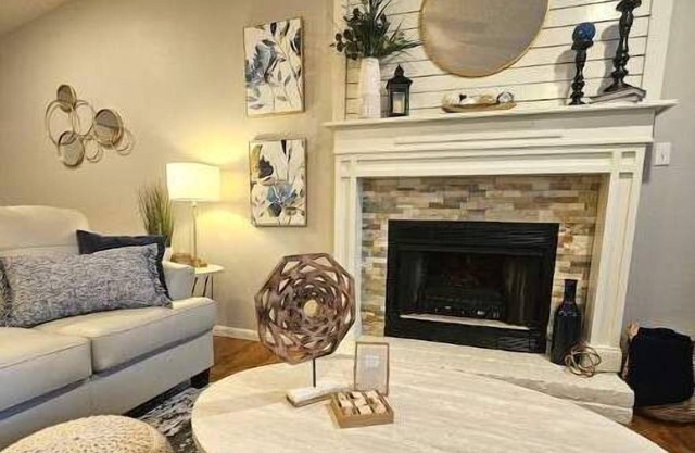 A Time to Unwind: Cozy Beautiful Elec Fireplace with King Bed