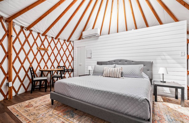 A Unique Texas Hill Country Glamping Experience! Full bathroom and Great AC!