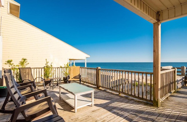 A Villa Roja by Oak Island Accommodations