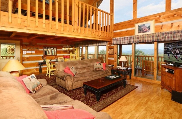 A Walk In The Clouds: Cozy 2BR cabin in Sevierville with stunning mountain views.