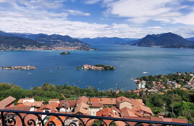 A window 2 overlooking Lake Maggiore!