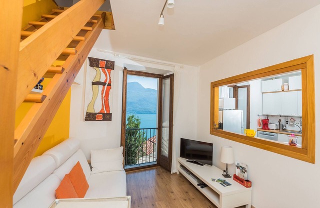 A window over Lake Como - stone cottage with amazing view and private garden