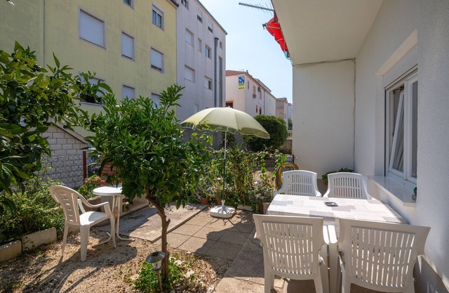 A2 apt near beach w patio, parking and grill