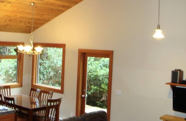 Abalone Inn - 3 bedroom Rental with Hot tub, very close to Chestermans Beach