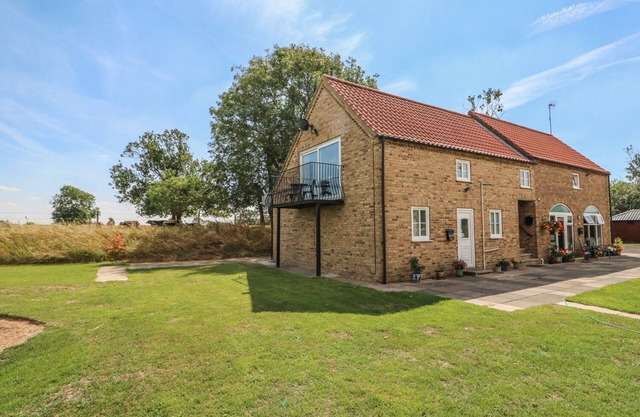 ABBEY COTTAGE, pet friendly, with a garden in Lincoln