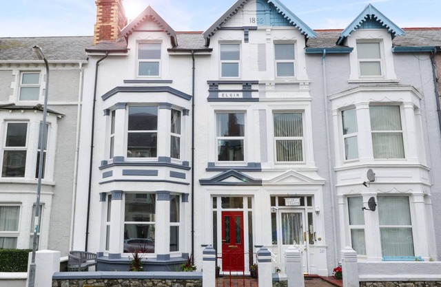 ABBEYLANDS HOUSE, pet friendly, with a garden in Llandudno