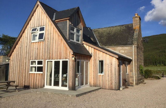 Aberdeen Cottage, BallaternStunning views inc over the River Dee. 1/4 acre gdn.