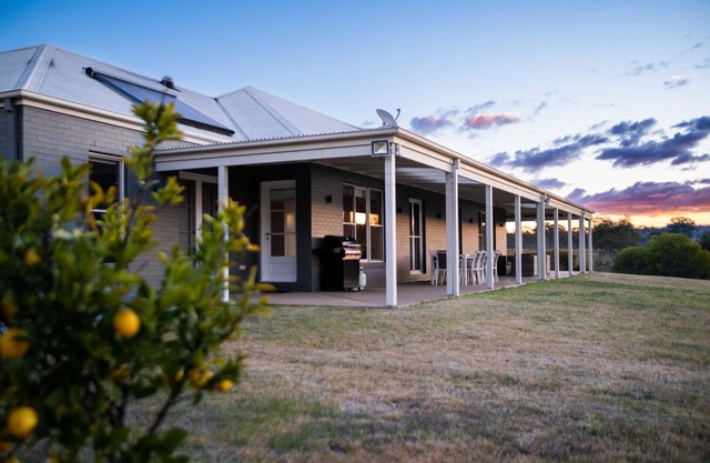 Abingdon House - Luxurious four bedroom, three bathroom contemporary house with spectacular views.