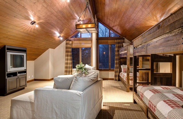 Abode in the Pines | Luxury Experience with All the Amenities, Great Location |
