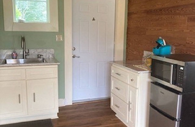 AC, Free WIFI - Sleeps 7 - Full Kitchen