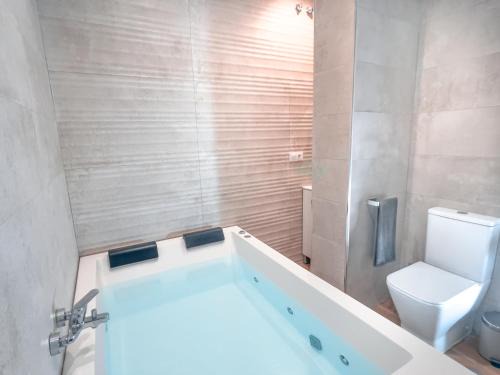 Acogedor Estudio en Triana con Jacuzzi y Wifi