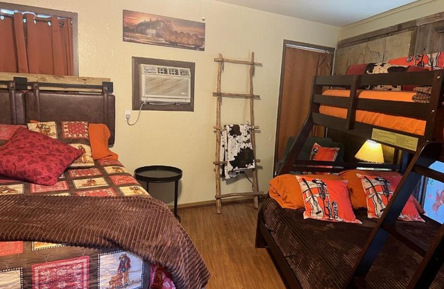 Acorn Hideaways Canton Old Western Ranch Hands' Suite