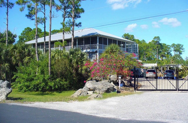 ACREAGE RETREAT 5 BED 4 BATH POOL & LAKE HOUSE