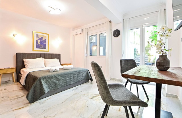 Acropolis Luxurious Apartment! Backyard Garden, WiFi, Office Desk, AC, Metro