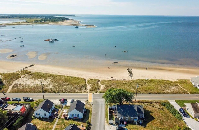 Across from Mayo beach walk to downtown!