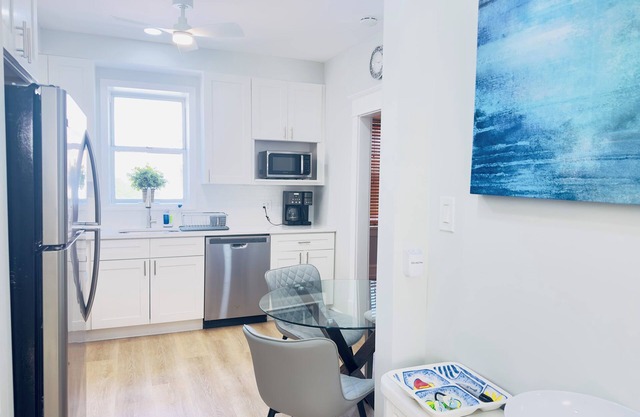 ACROSS from Ventnor BEACH BLOCK! 2 bd -and 2 ba unit - 8th house from beach.