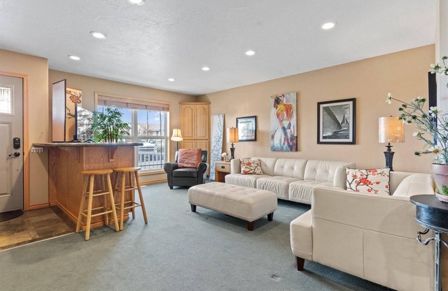 ADA Home with Cozy Fireplace, Close to Silverwood, Restaurants & Hayden Lake!