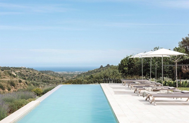 Adesso - Four Bedroom Villa, Sleeps 8
