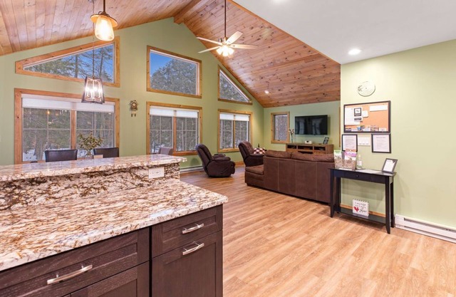 ADK/Camp Teaggie/Lake & Trail Access/Walk to Inlet/Near Old Forge/Water Safari