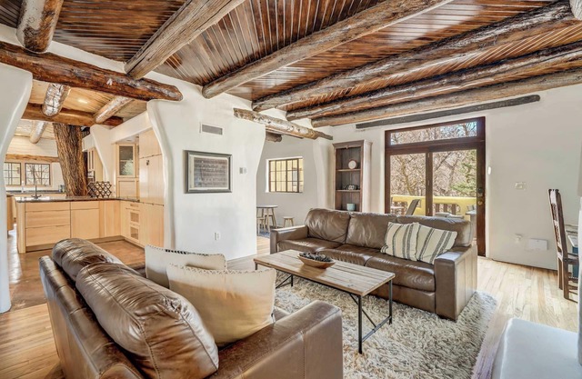 Adobe del Sur! Architectural Gem Near Broadmoor