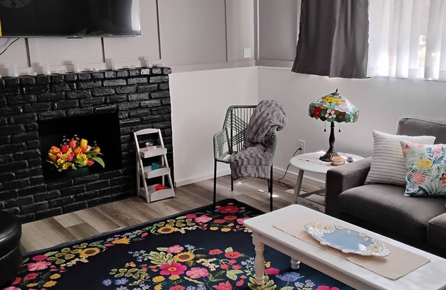 Adorable 2 bedroom apartment, with secure off street parking and onsite laundry.