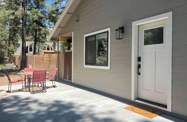 Adorable 2 bedroom guesthouse in the pines