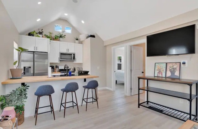 Adorable 2 bedroom House w/Patio. Great Berkeley Location!