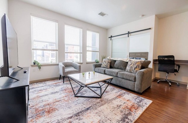 Adorable Apt w/Private Desk