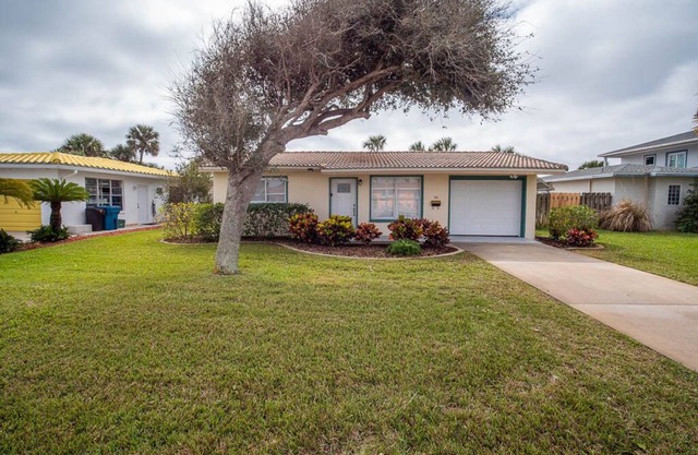 Adorable Beach Bungalow just Steps from the BEACH!