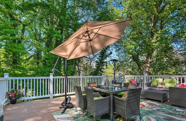 Adorable Beach Cottage w/ Hot Tub & Tropical Bar!