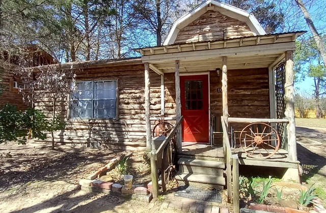ADORABLE BOHO CABIN JUST RENOVATED & ONLY 2 MILES TO TRADE DAYS