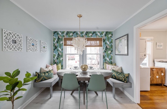 Adorable bungalow with arcade room only 1/2 mile to beach!