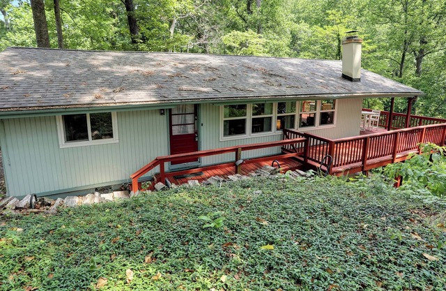 Adorable bungalow w/ access to private beaches and water views.