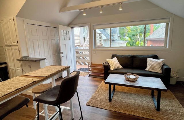 Adorable Carriage House Apartment in the Heart of Denver