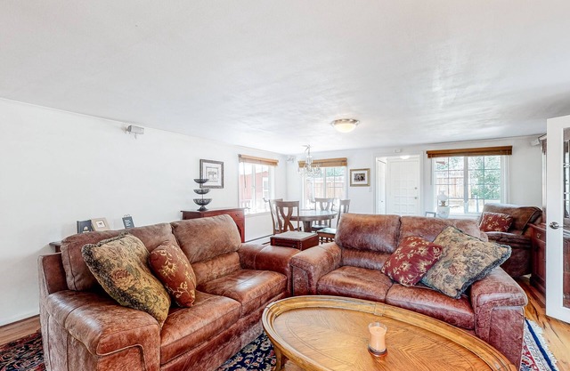 Adorable cottage w/large deck, fast WiFi, gourmet kitchen, & great location