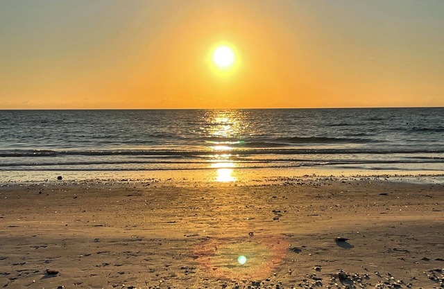 Adorable cottage steps to the beach!