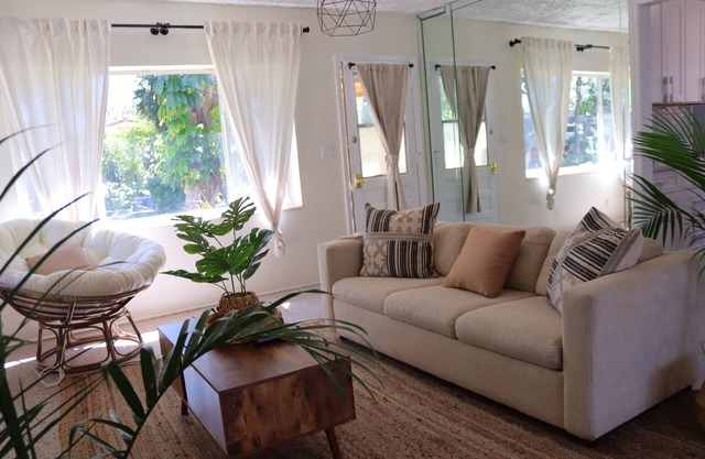 Adorable Cottage Steps From The Beach! Sleeps Up To 8, FAMILY AND PET FRIENDLY