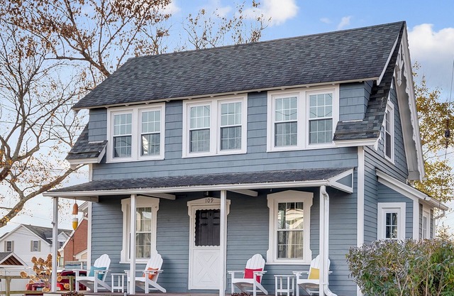 Adorable Cottage with Cottage porch, walk to water & town