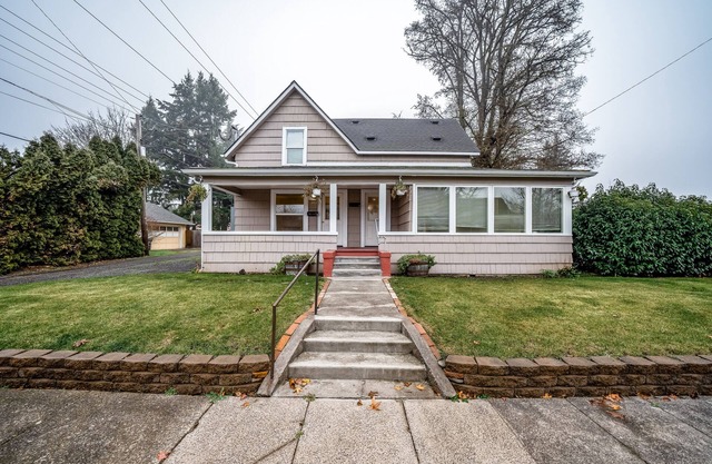 Adorable dog-friendly duplex near Main Street with full kitchen