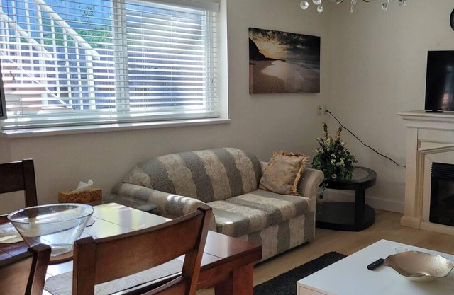 Adorable FULL two bedroom Sweet with completly seprete entrance, Entire home.