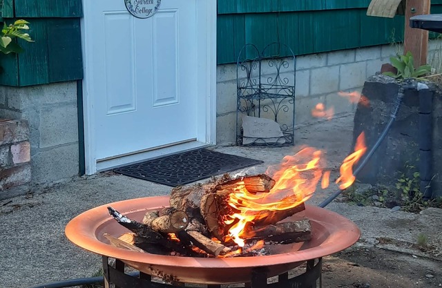 Adorable Garden Cottage with Hot Tub