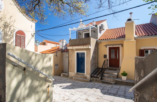 Adorable holiday home located near the beach !