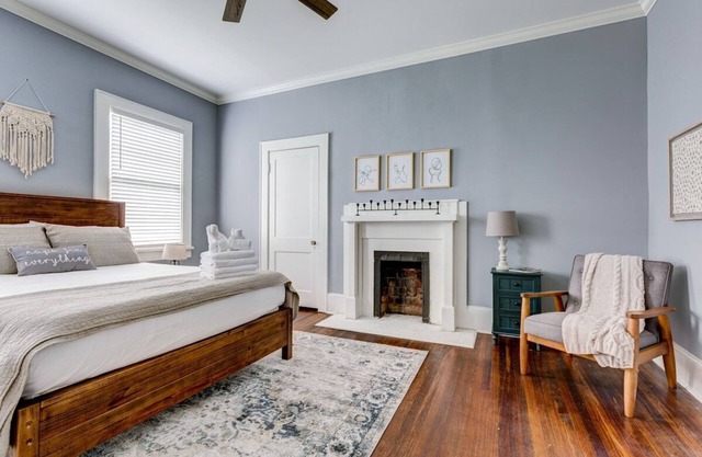 Adorable Home - Southern Charm - Excellent Location